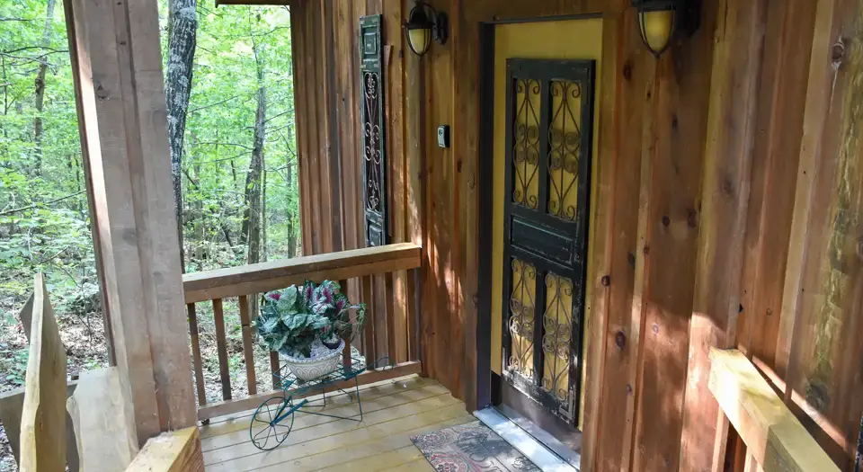 The entrance to the cabin at Eureka Springs Riverview Oasis