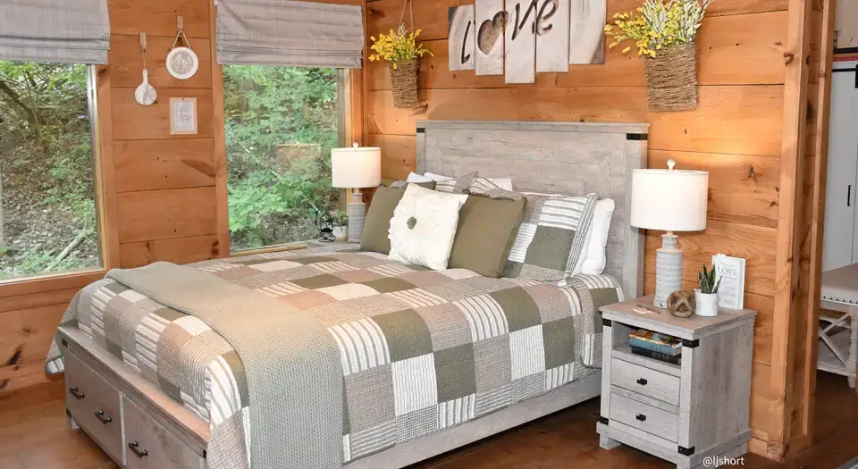 View of the comfy bed inside the cabin at Eureka Springs Riverview Oasis